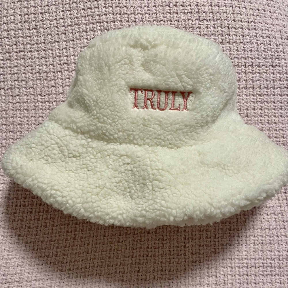TRULY Bucket hat